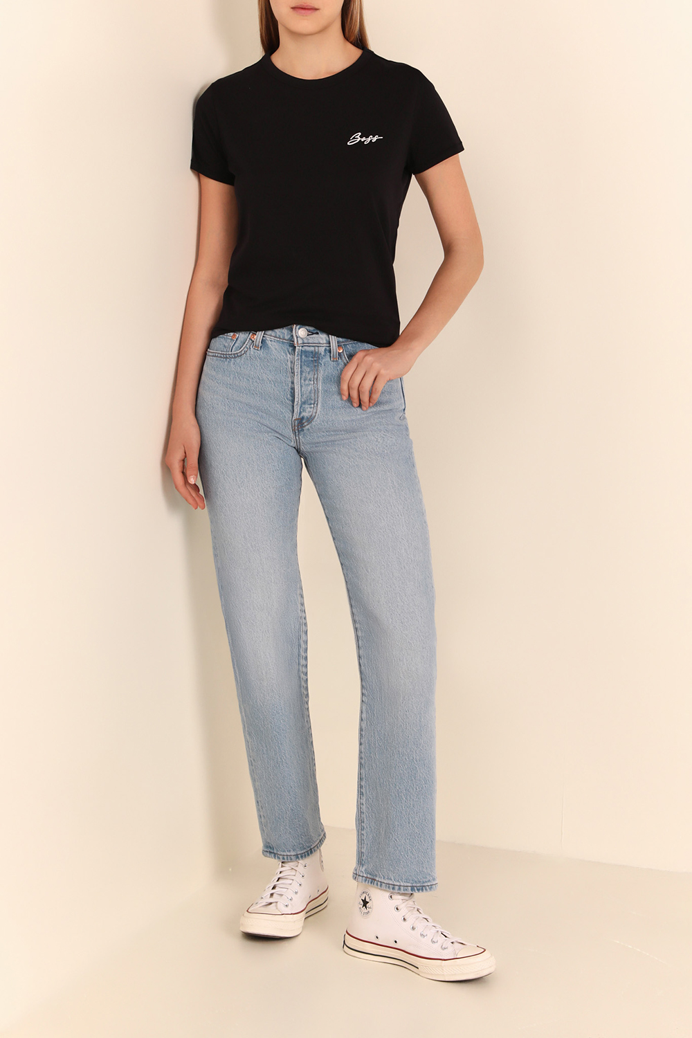 תמונת כל הלוק של חולצת טי